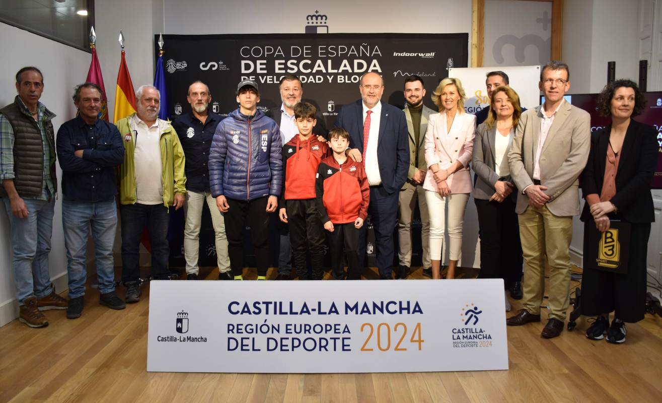 Foto de familia de la presentación en Cuenca de la Copa de España de escalada.