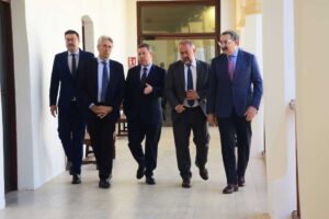 De izquierda a derecha, Amador Pastor, consejero de Educación, José Vicente Sanz, rector de la UAH, Emiliano García-Page, presidente de CLM, Julián Garde, rector de la UCLM, y Jesús Fernández Sanz, consejero de Sanidad.