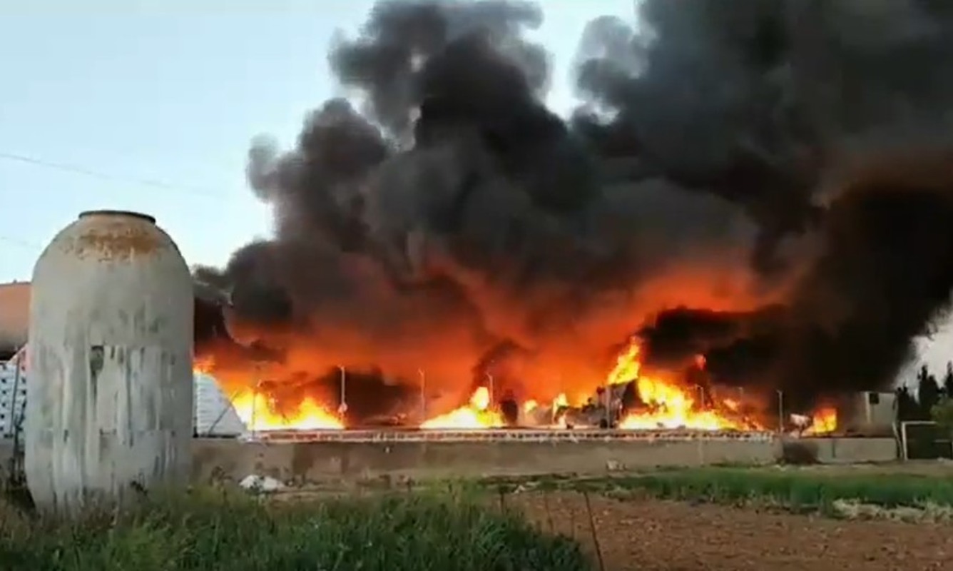 La fábrica de plásticos de Madridejos colapsó por el fuego.