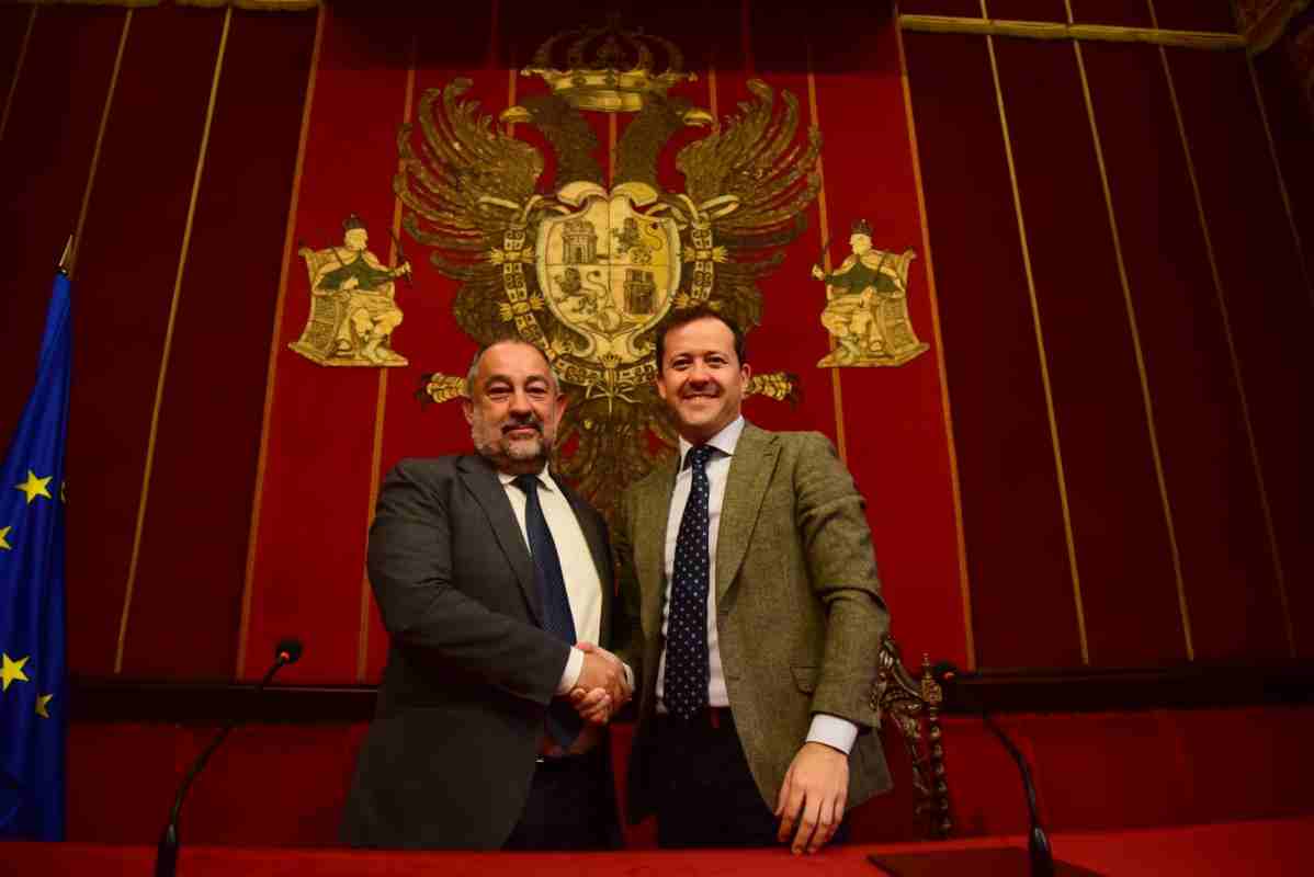 El rector de la UCLM, Julián Garde y el alcalde de Toledo, Carlos Velázquez. Imagen: Rebeca Arango.