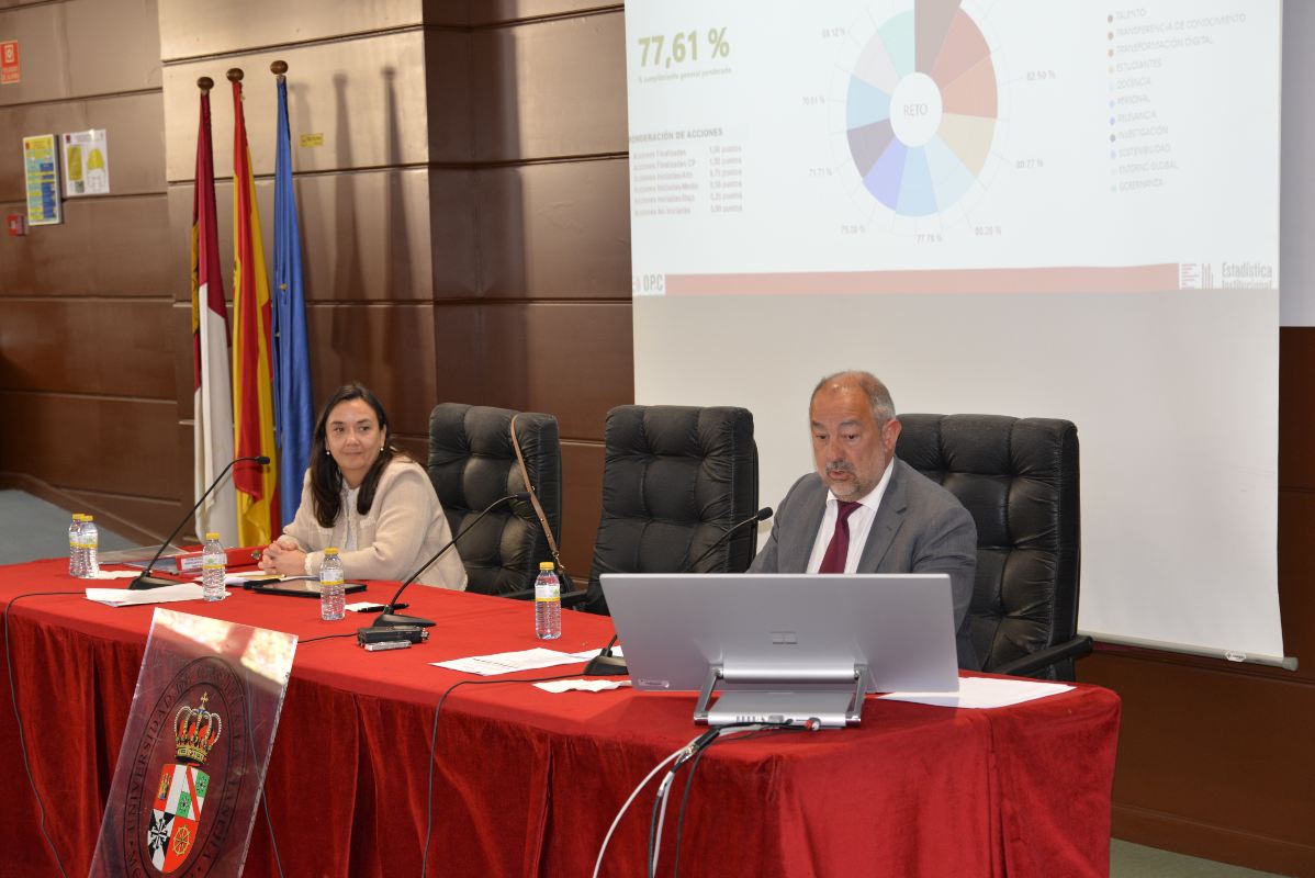 Julián Garde, presentando su informe de gestión.