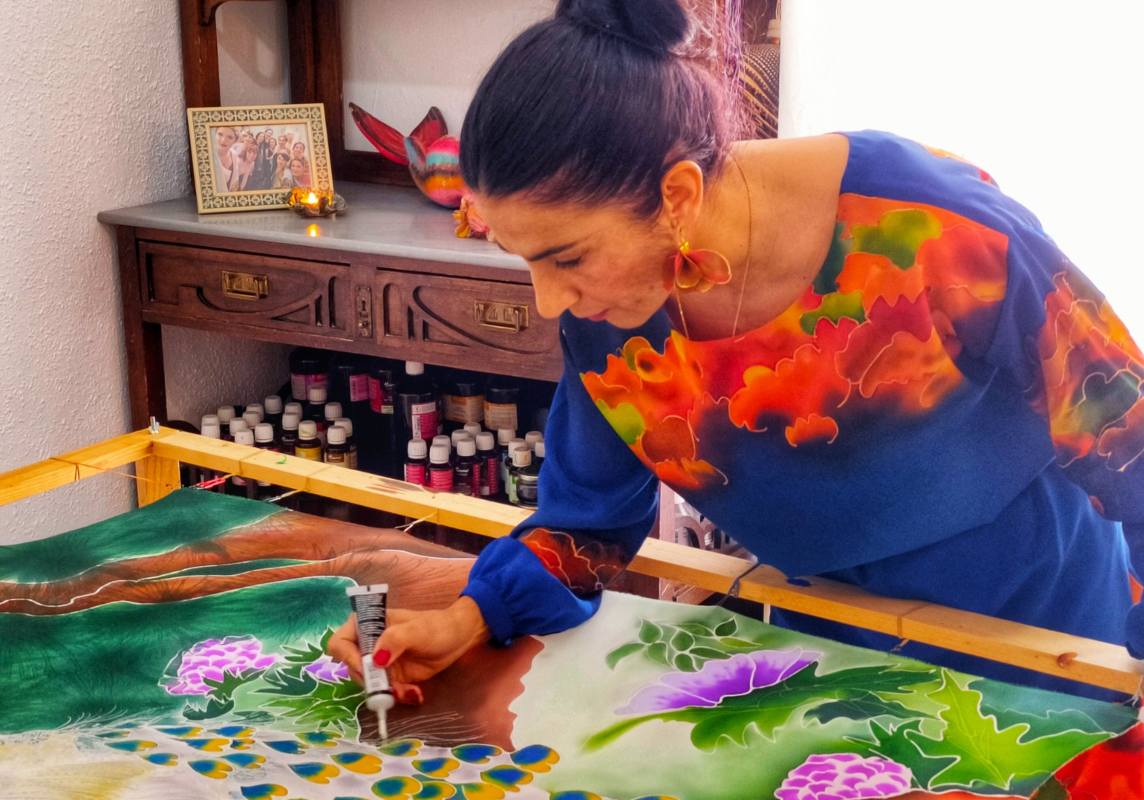 Genoveva Hita, decoradora de telas de Guadalajara.