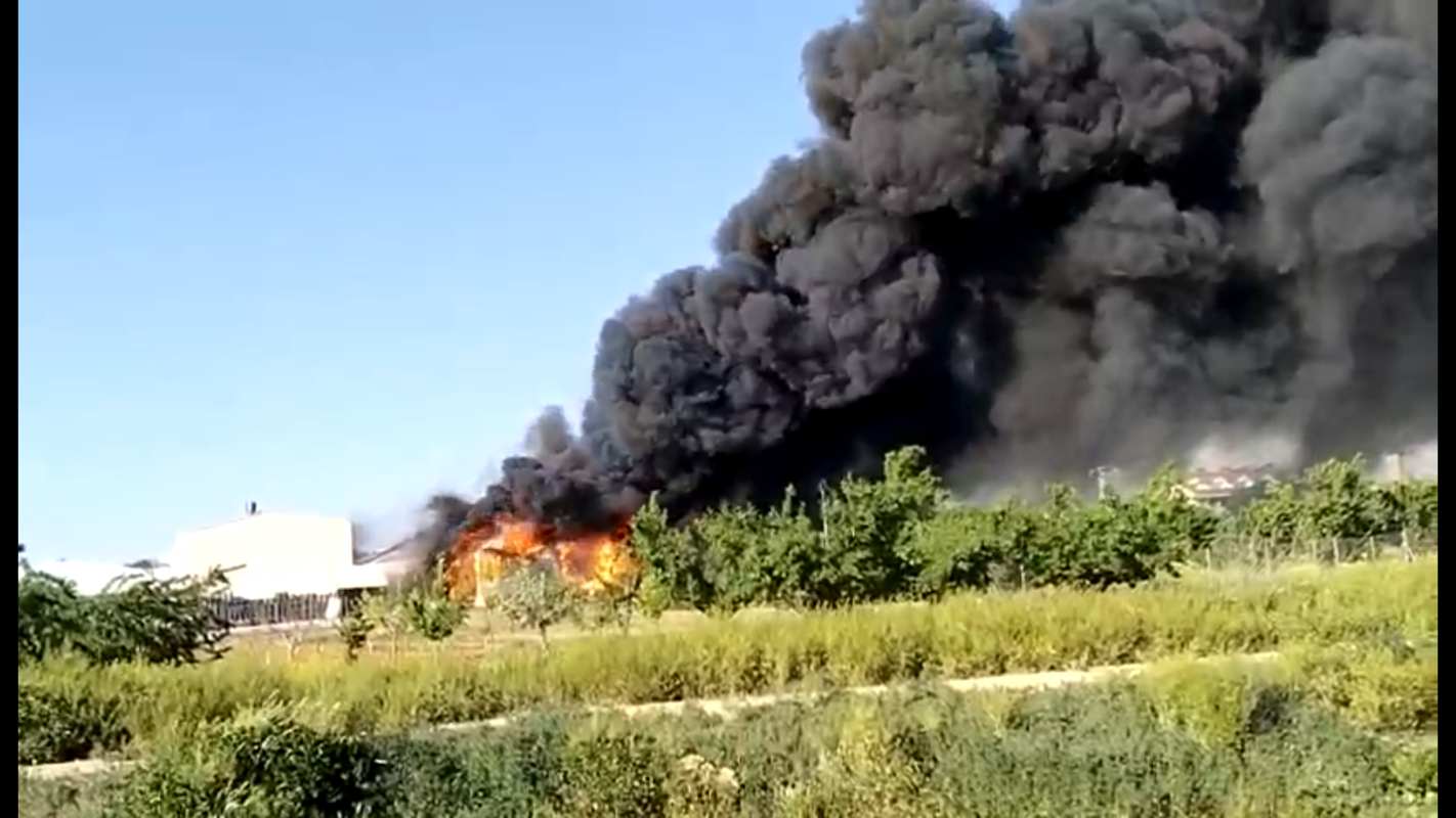 Incendio en una nave de plásticos en Madridejos (Toledo).