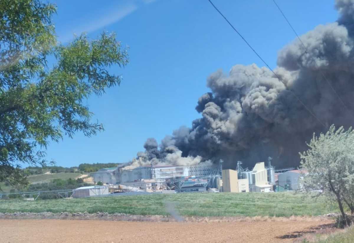 Incendio en una nave de Rujamar, en San Lorenzo de la Parrilla (Cuenca).