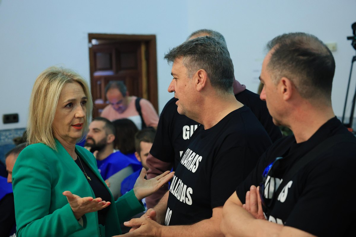 La vicealcaldesa Inés Cañizares, hablando con agentes de la Policía Local presentes en el pleno.