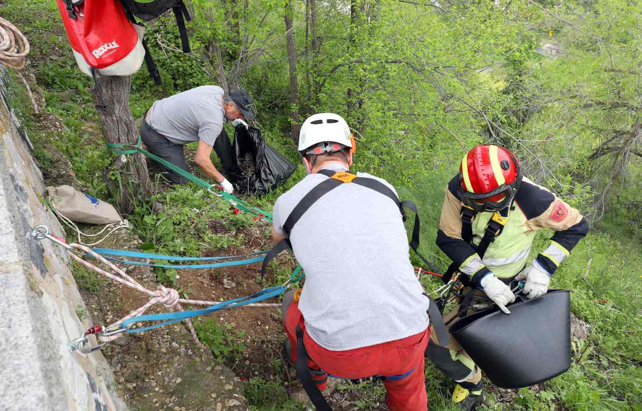 Participantes en acción durante "Basuraleza".