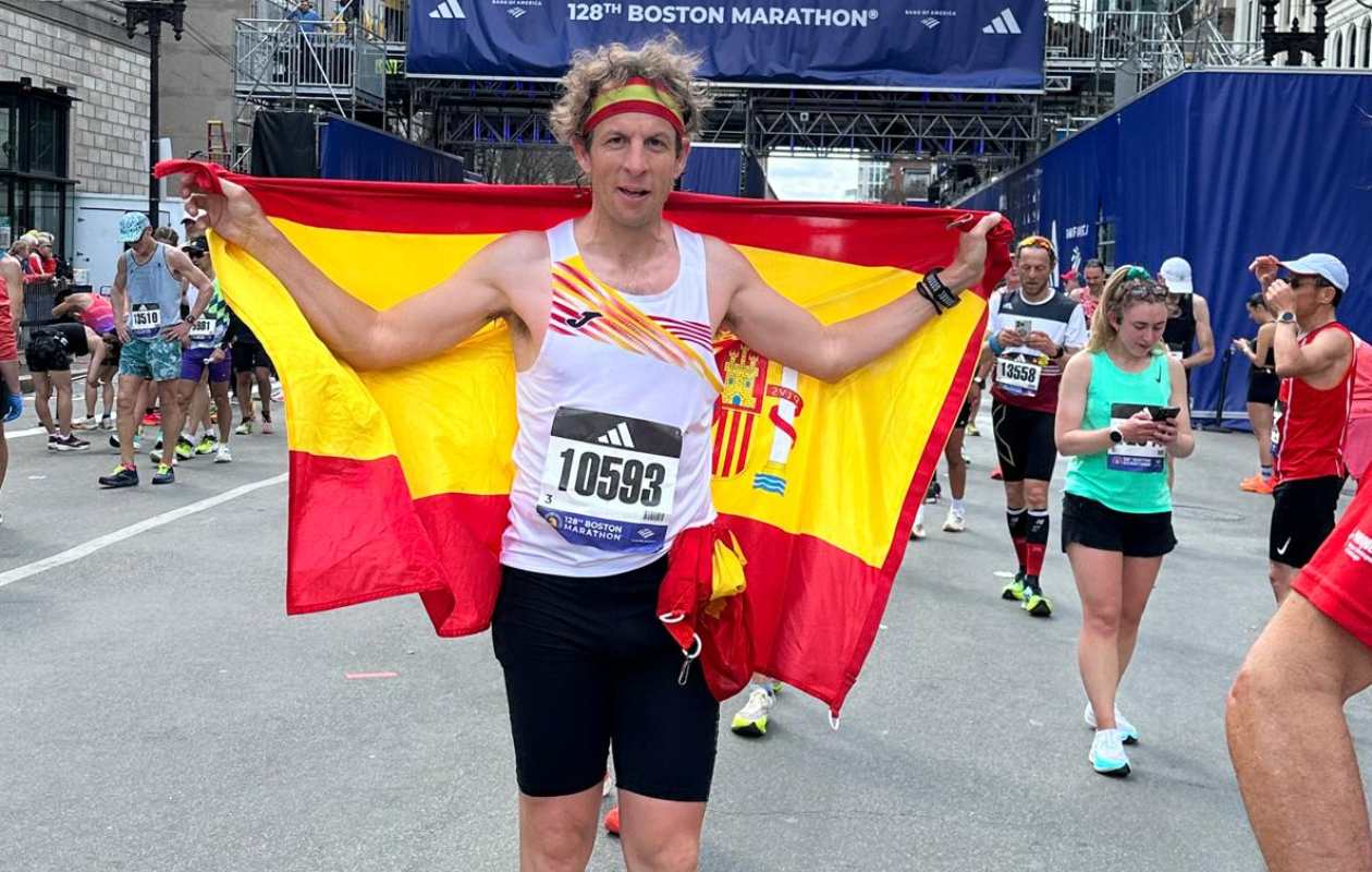 Rubén Lozano, tras cruzar la meta en el Maratón de Boston.