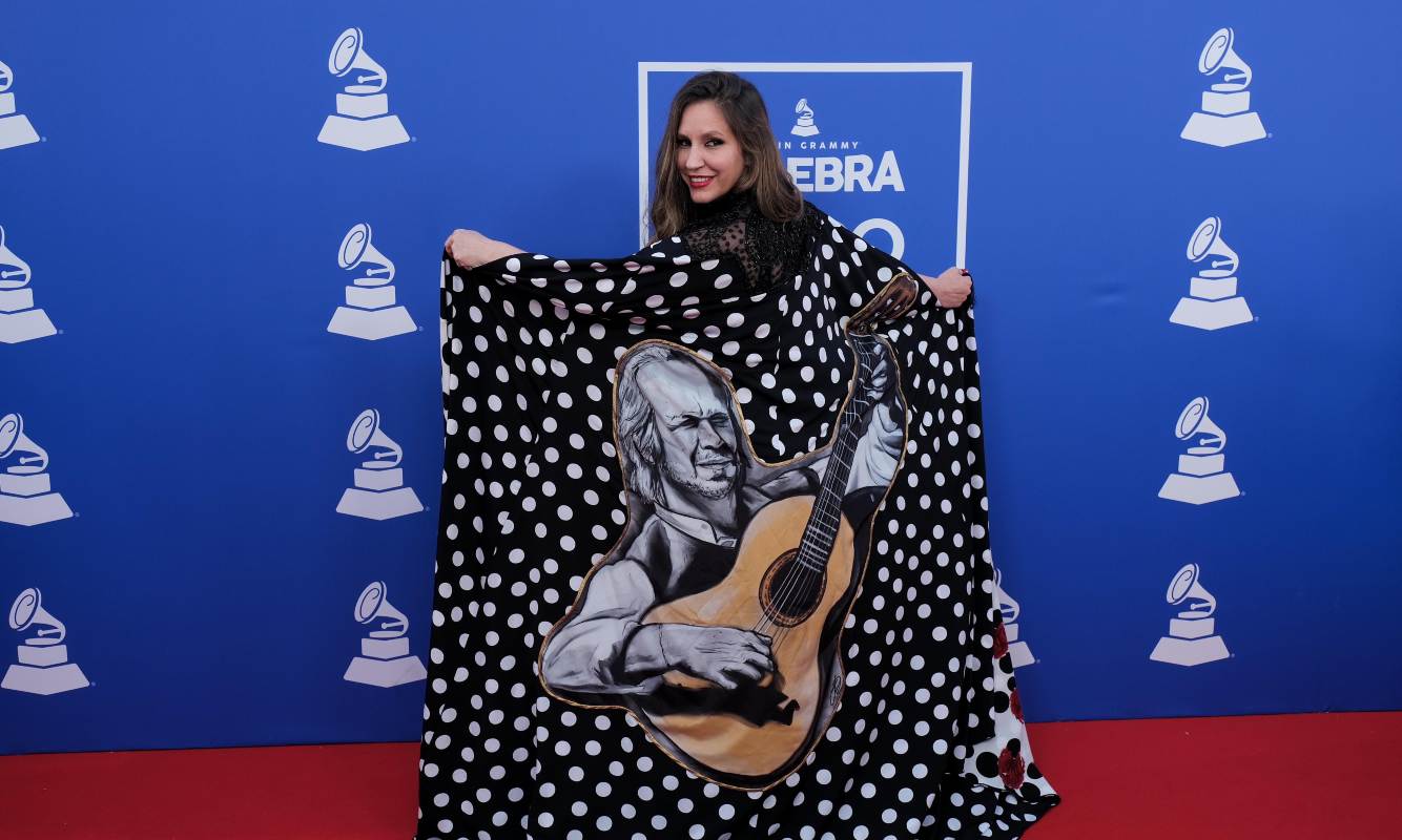 María Toledo lució una capa-mantón de lunares con un retrato de Paco de Lucía.