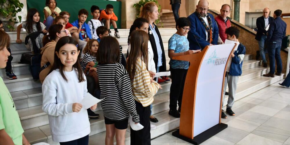 Niños leyendo del colegio San Lucas y María.