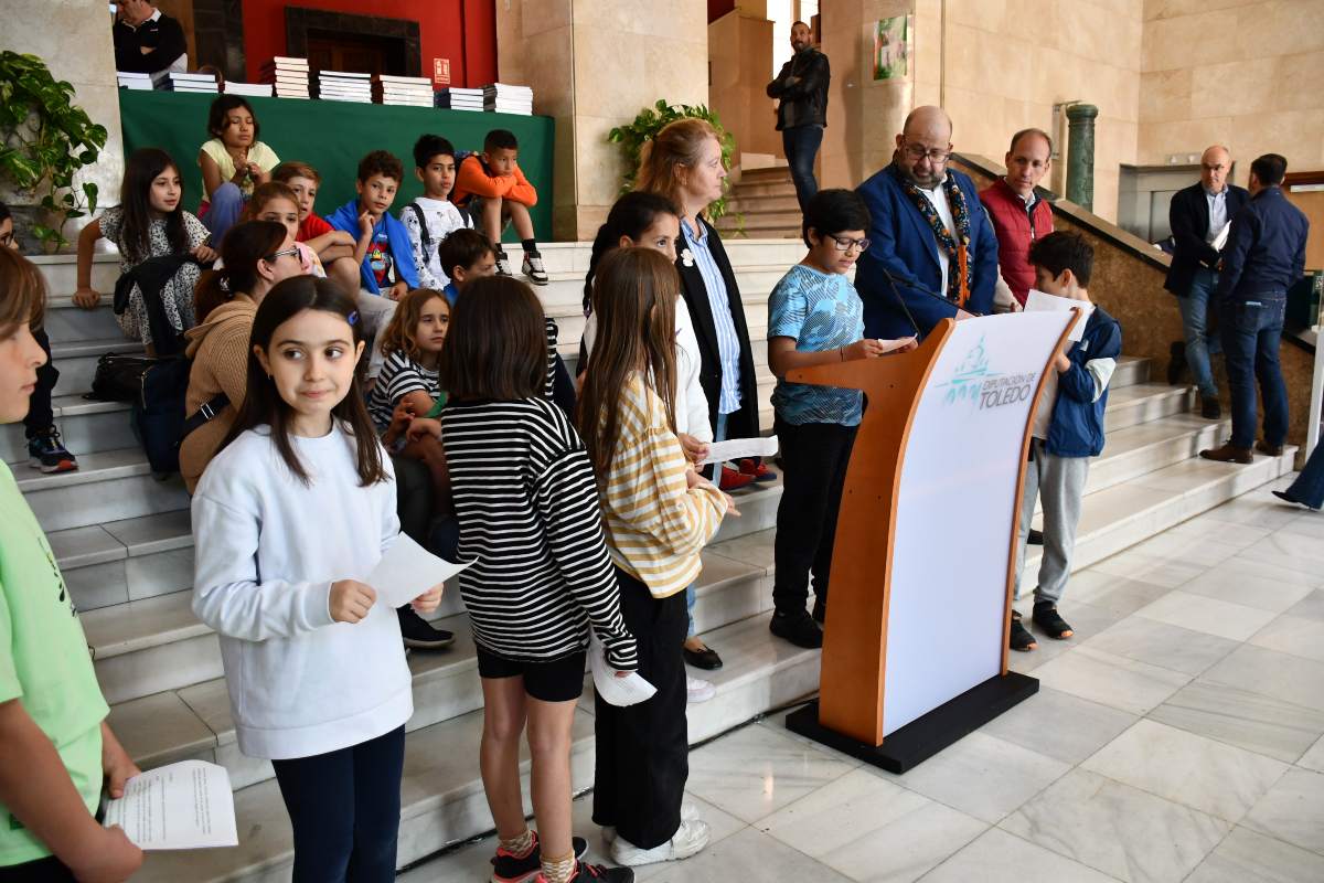 Niños leyendo del colegio San Lucas y María.