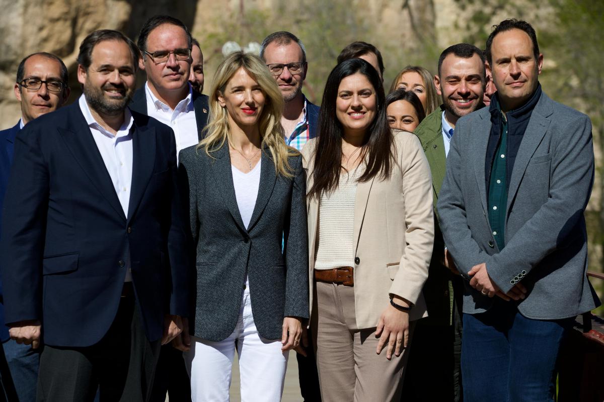 Núñez, con Álvarez de Toledo y la diputada Beatriz Jiménez, hoy en Cuenca.