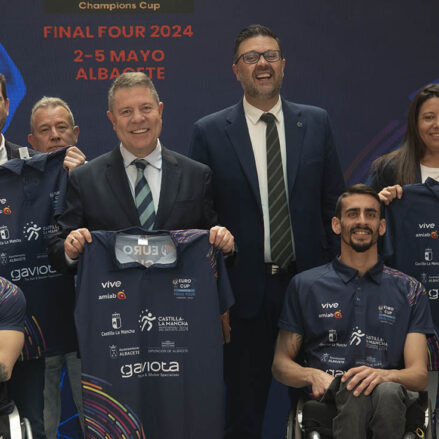 Page en la presentación de la final de la Euro Cup.