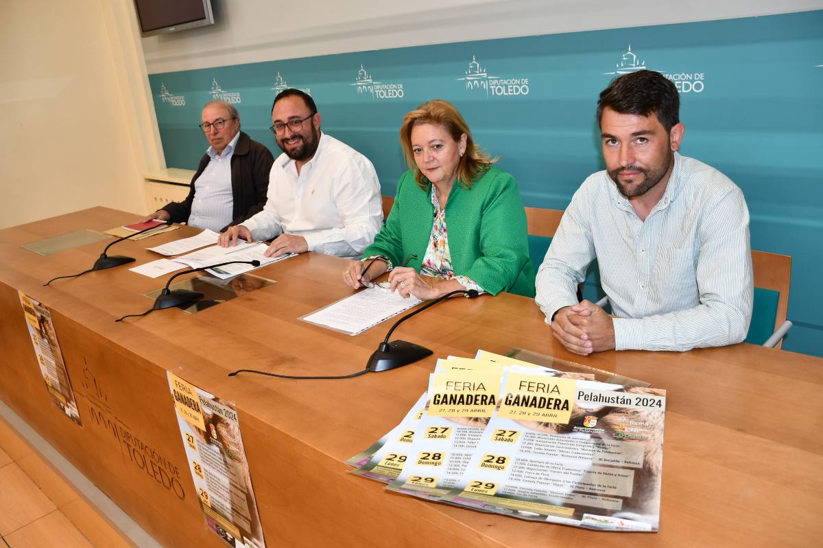 En el centro, Marina y Roberto García, en la presentación de la feria ganadera de Pelahustán.