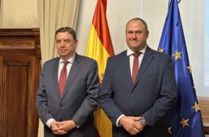 El ministro de Agricultura, Pesca y Alimentación, Luis Planas, y el consejero de Agricultura, Ganadería y Desarrollo Rural de Castilla-La Mancha, Julián Martínez Lizán.