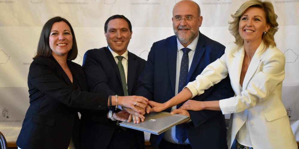 Firma del protocolo para la construcción de suelo industrial en la provincia de Cuenca.