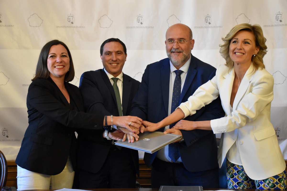 Firma del protocolo para la construcción de suelo industrial en la provincia de Cuenca.