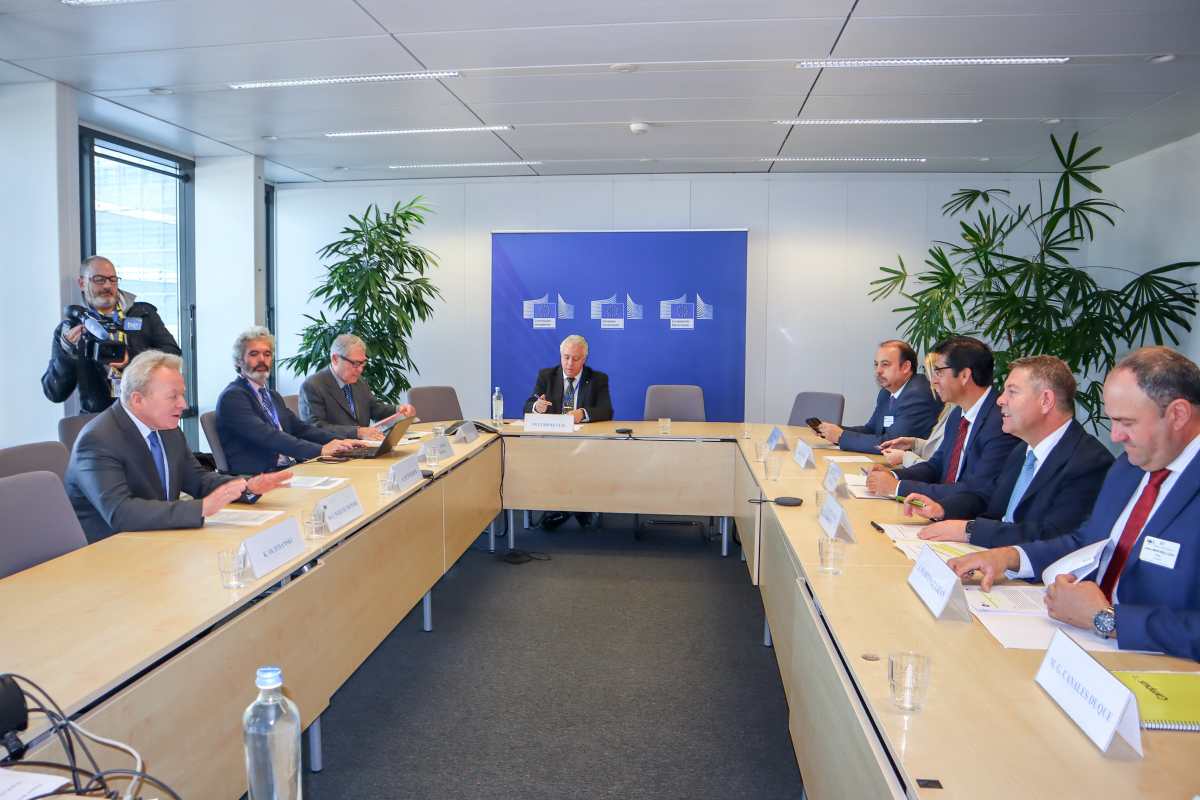 Reunión entre representantes del Gobierno de Castilla-La Mancha, con Emiliano García-Page a la cabeza, con el comisario de Agricultura de la UE, Janusz Wojciechowski.