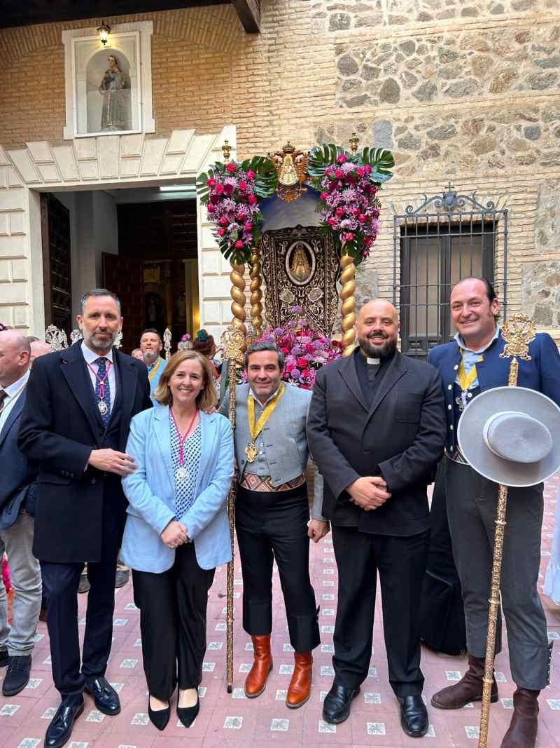 la concejala de Obras y Servicios, Loreto Molina, y del concejal de Movilidad, Iñaki Jiménez, en la misa de los romeros de Toledo.