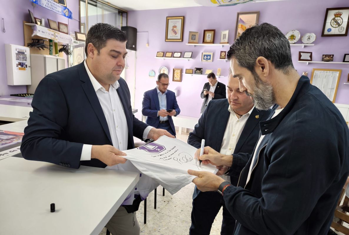 Lorenzo Sanz, firmando una camiseta. Foto: Peña Madridista El Nido.