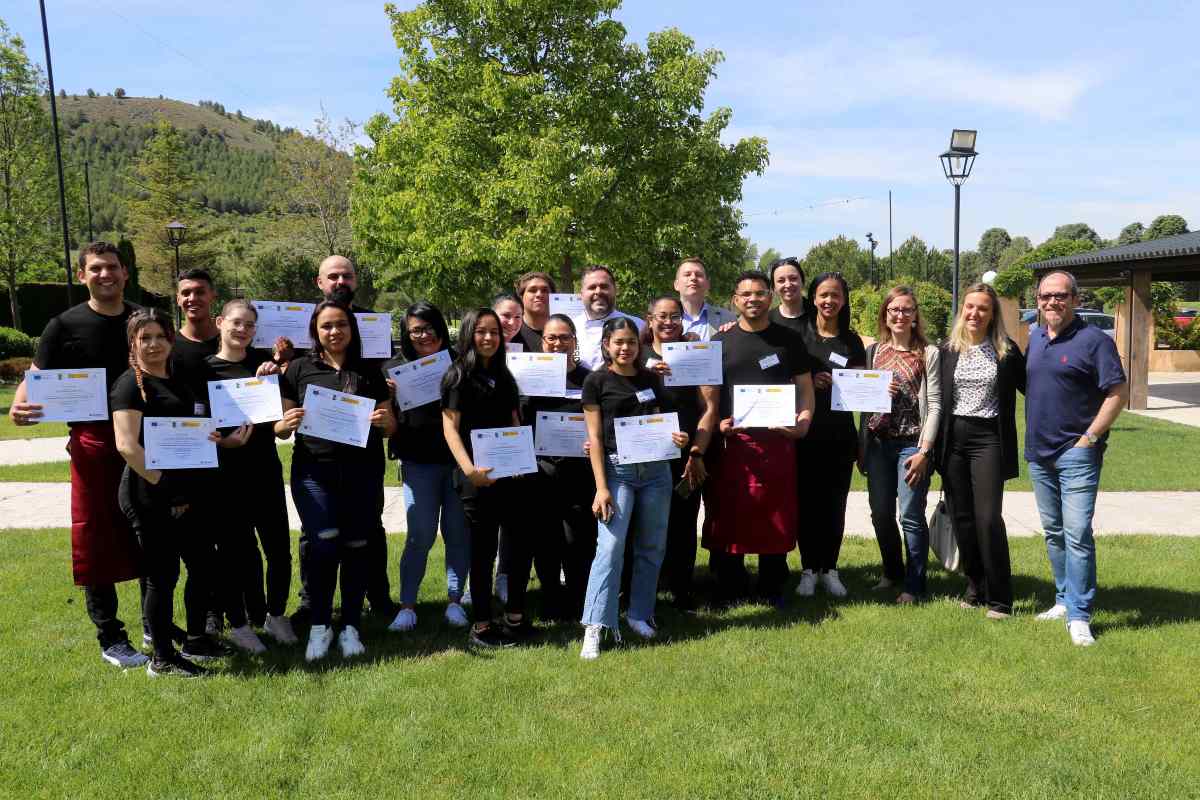 Foto de grupo de los cocineros y camareros con sus diplomas