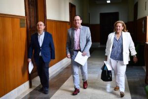 Jesús Guerrero, flanqueado por Marina García y Francisco Ferrero.
