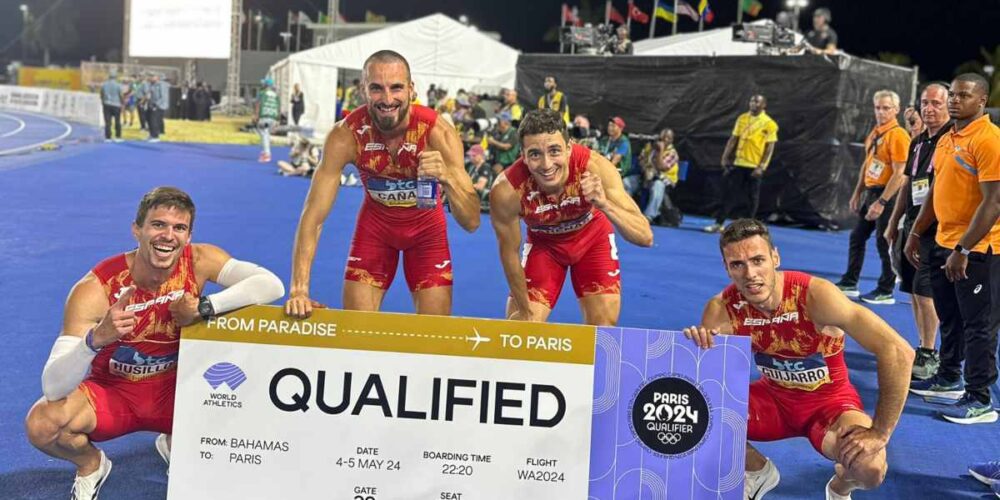 Imagen del 4x400 español después de llegar su billete para París 2024.