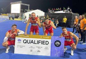 Imagen del 4x400 español después de llegar su billete para París 2024.