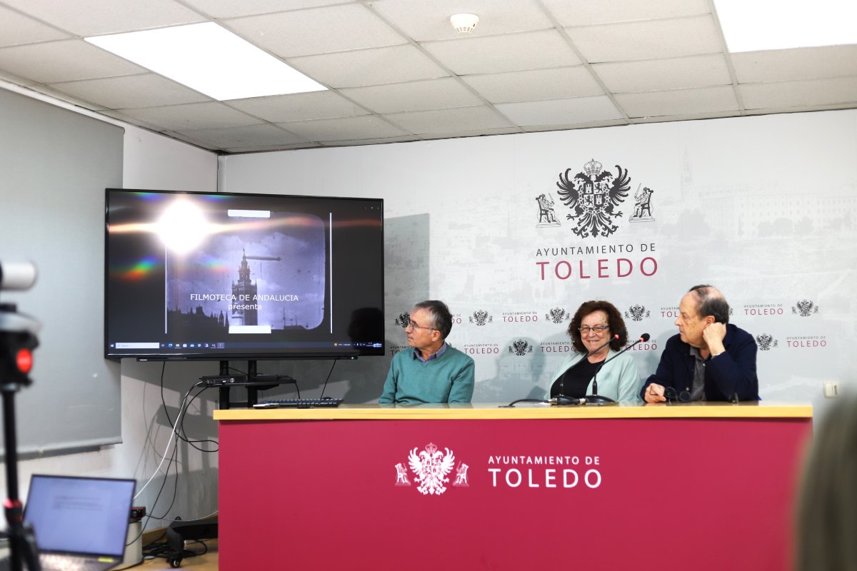 La concejala Ana Pérez, presentando la película del Corpus de 1947.