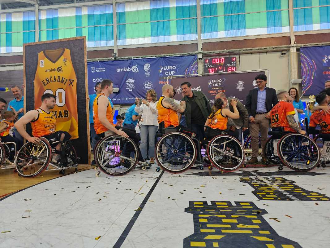 Los campeones, recibiendo sus medallas.