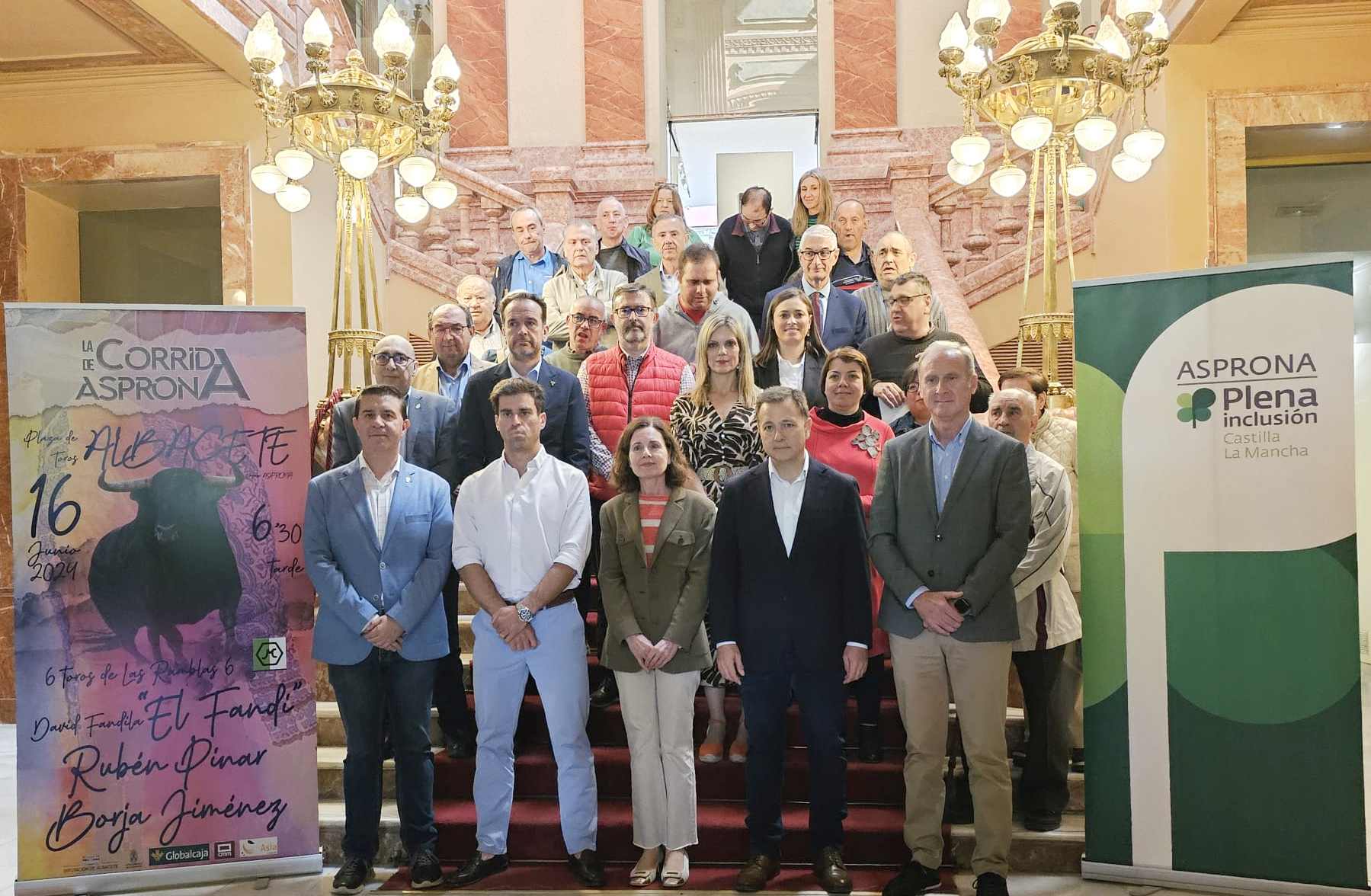 Foto de familia durante la presentación del Festival de Asprona