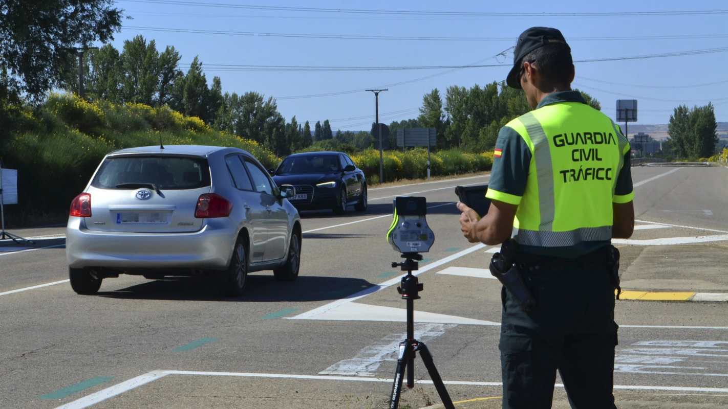 Imagen de archivo de un guardia civil controlando la velocidad de vehículos