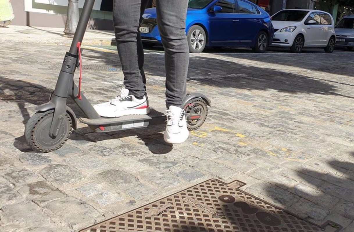 Imagen de archivo de un patinete eléctrico