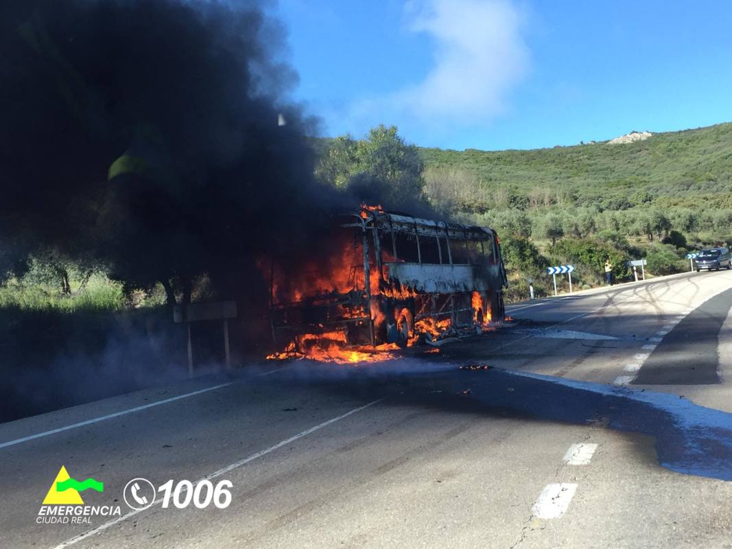 Las llamas han devorado por completo el autobús