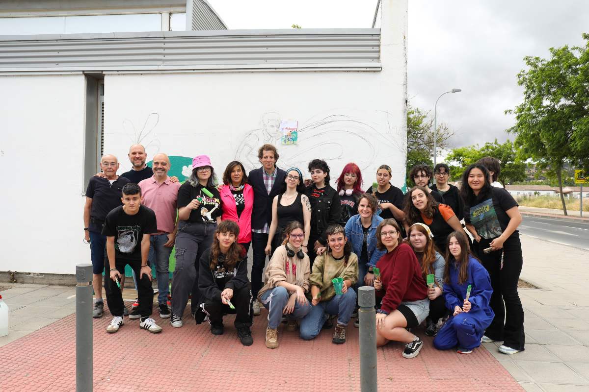 Ei edil y los alumnos, delante del mural en honor a Bahamontes.