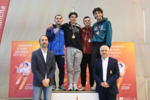 Alejandro Ortiz, de la UCLM, en lo más alto del podio del Campeonato Universitario de España de kárate.