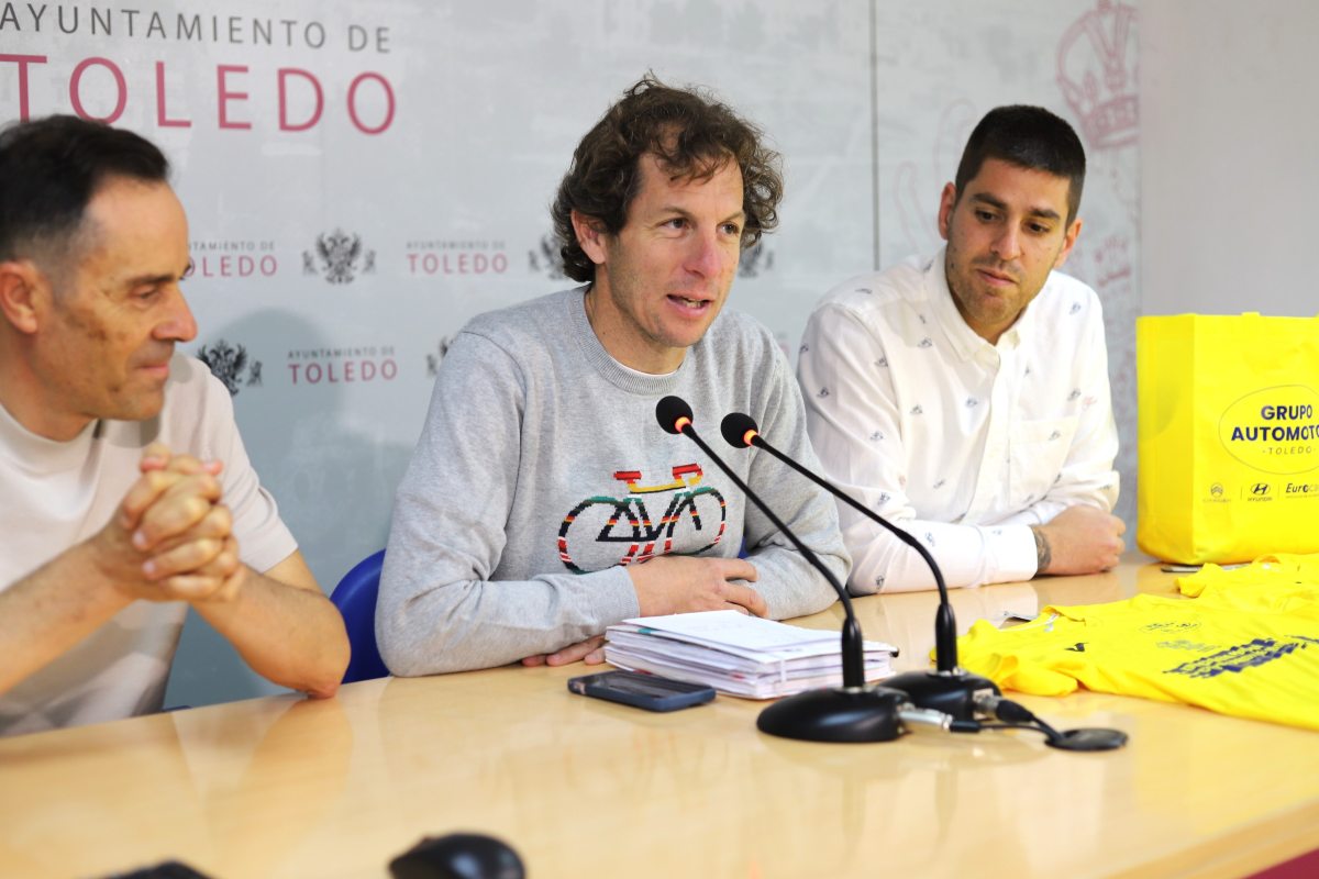 Rubén Lozano, presentando la Carrera del Corpus de Toledo.