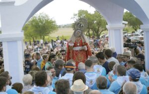 Virgen de los Remedios en Romería, patrona de La Roda