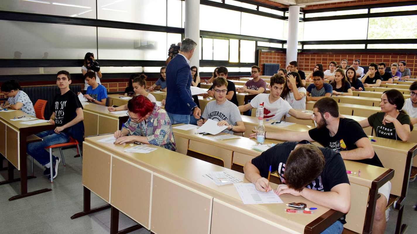 Varios estudiantes en las pruebas de la EvAU del 2024