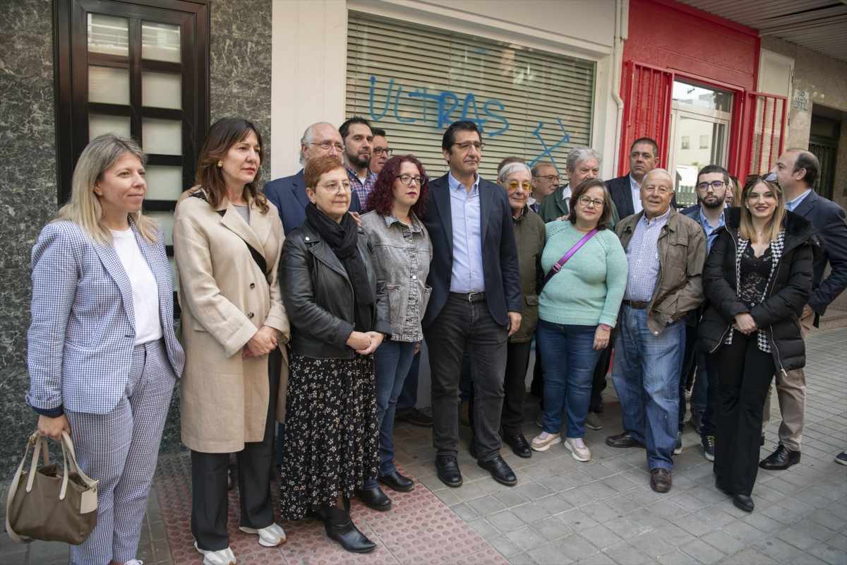 Varios miembros del PSOE a las puertas de la sede de la Agrupación Local del PSOE de Ciudad Real
