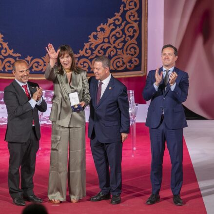 Mabel Lozano recoge la Medalla de Oro de Castilla-La Mancha, acompañada de Emiliano García-Page, Pablo Bellido y Carlos Velázquez.