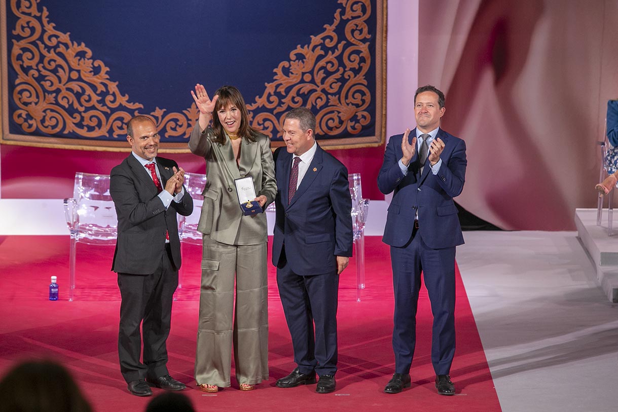 Mabel Lozano recoge la Medalla de Oro de Castilla-La Mancha, acompañada de Emiliano García-Page, Pablo Bellido y Carlos Velázquez.
