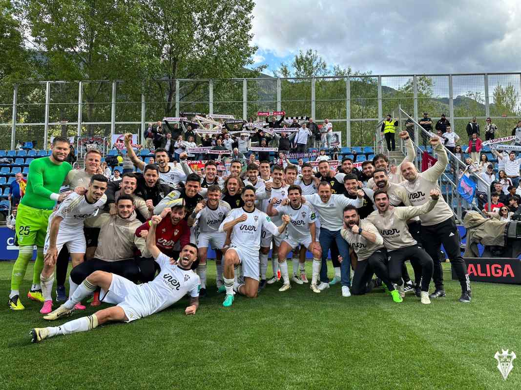 El plantel del Albacete, festejando el cuarto triunfo consecutivo. Foto: AlbaceteBPSAD.