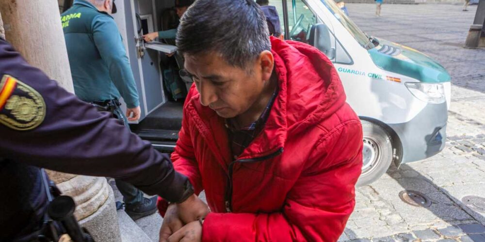 Llegada del acusado de asesinar a su expareja en Almonacid (Toledo) a su llegada a la audiencia provincial en Toledo para el comienzo de su juicio. Foto: EFE/Ángeles Visdómine.