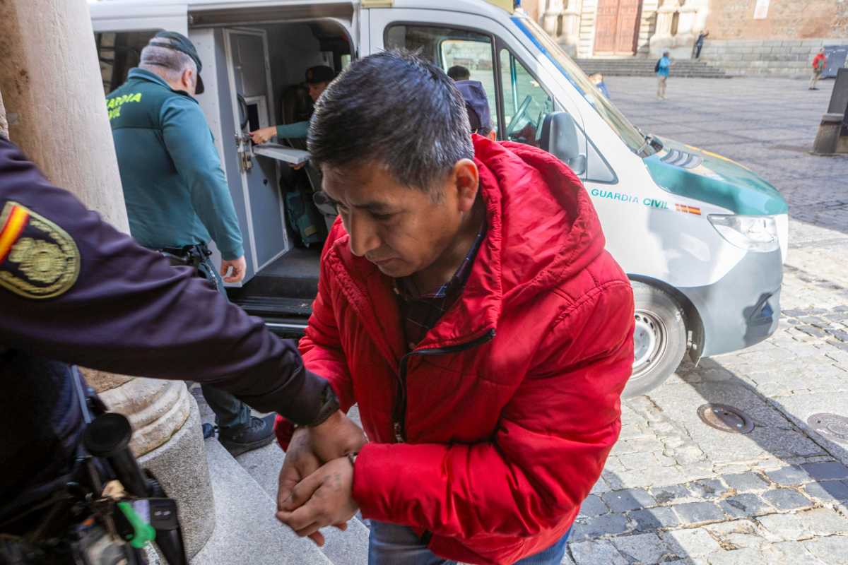 Llegada del acusado de asesinar a su expareja en Almonacid (Toledo) a su llegada a la audiencia provincial en Toledo para el comienzo de su juicio. Foto: EFE/Ángeles Visdómine.