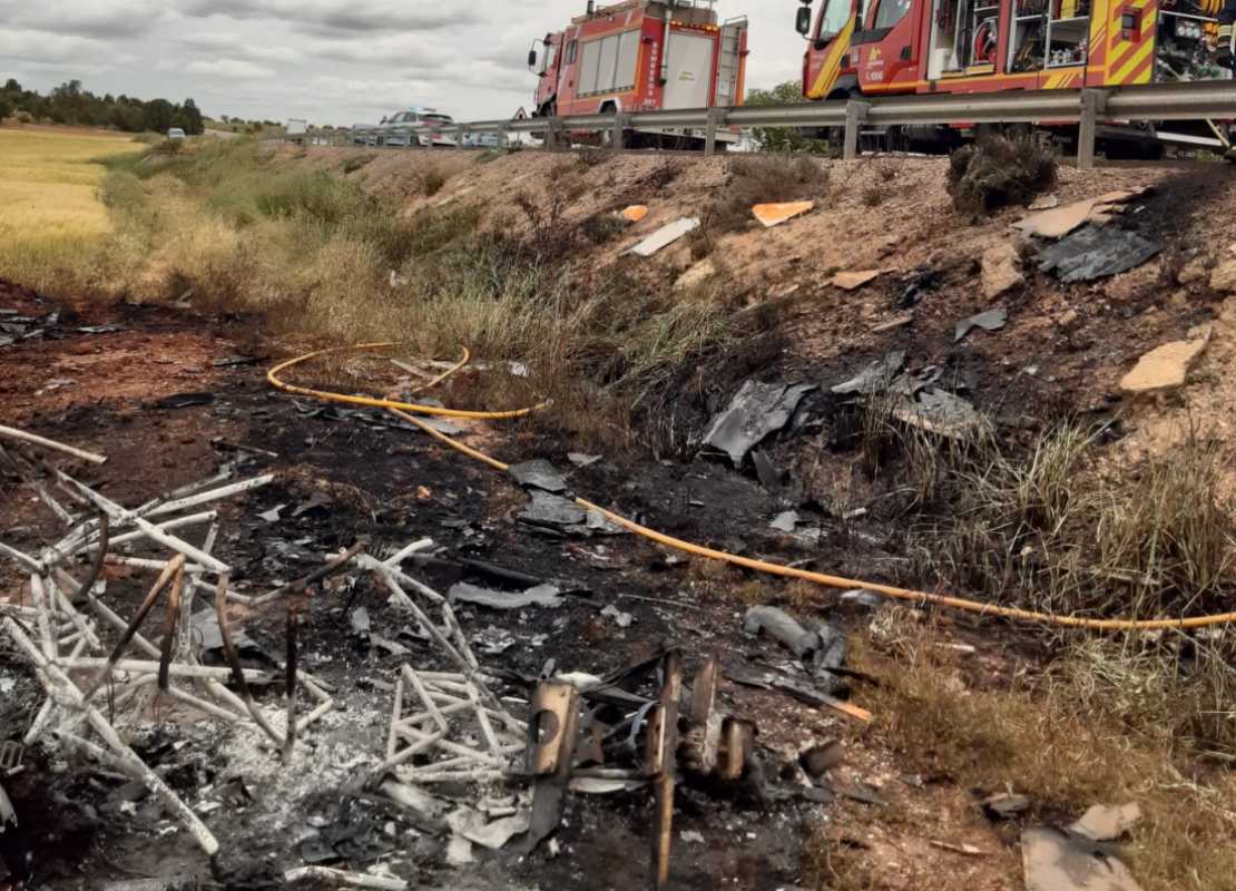 Restos de la avioneta siniestrada en el accidente aéreo de Alcázar. Foto: Emergencia Ciudad Real.