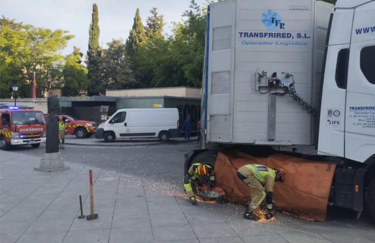 Imagen del camión atascado junto al Museo del Greco, en Toledo.