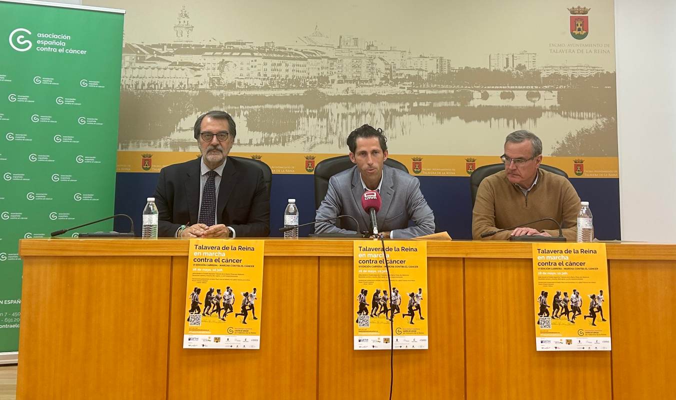 Antonio Núñez, presentando la Carrera y Marcha contra el Cáncer de Talavera.