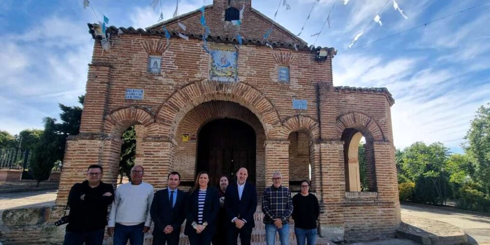 Foto de familia ante la Ermita de Nuestra Señora de la Antigua y de San Illán.