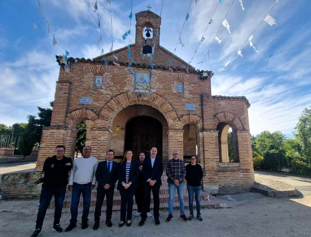 Foto de familia ante la Ermita de Nuestra Señora de la Antigua y de San Illán.