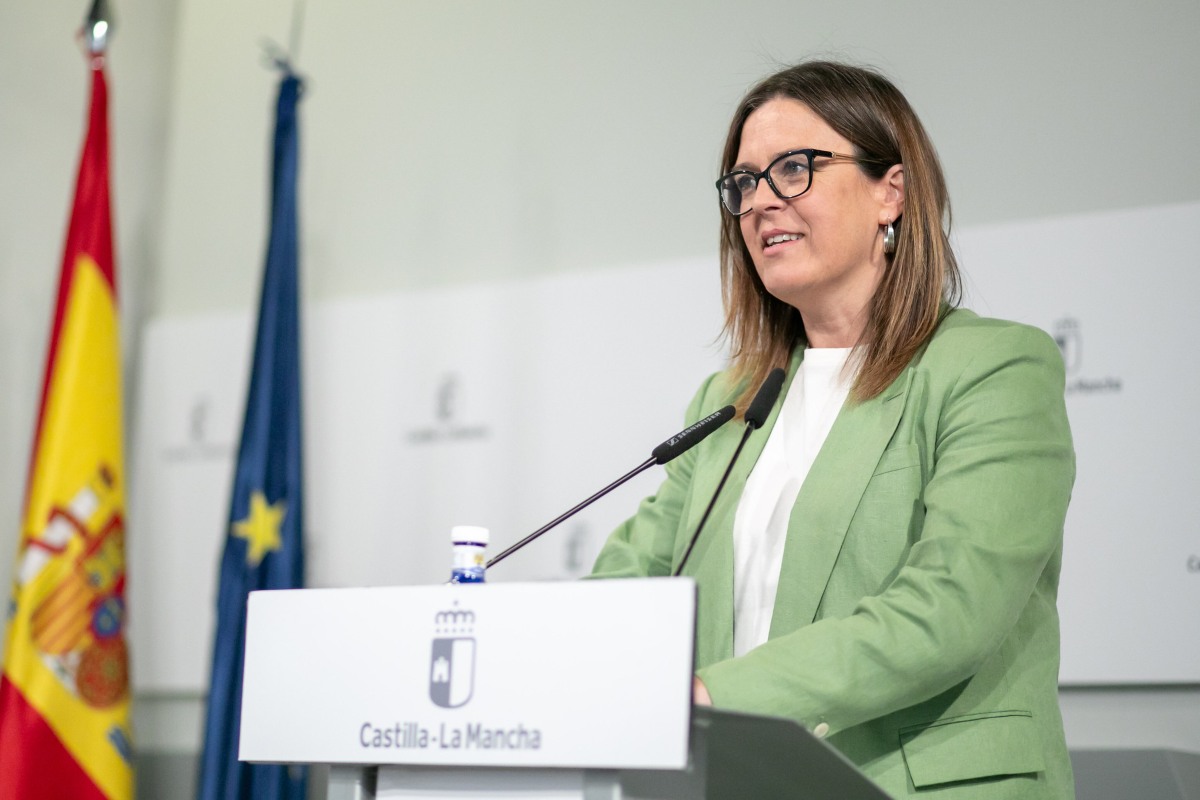 Esther Padilla, dando cuenta de los Reconocimientos del Dia de la Región.